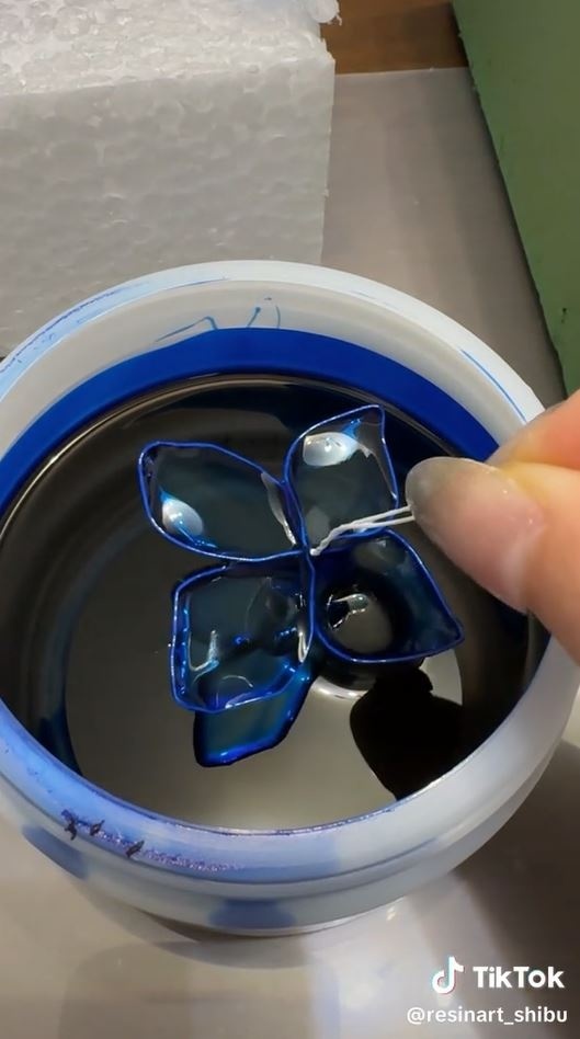 ワイヤーをディップ液からひきあげた様子
