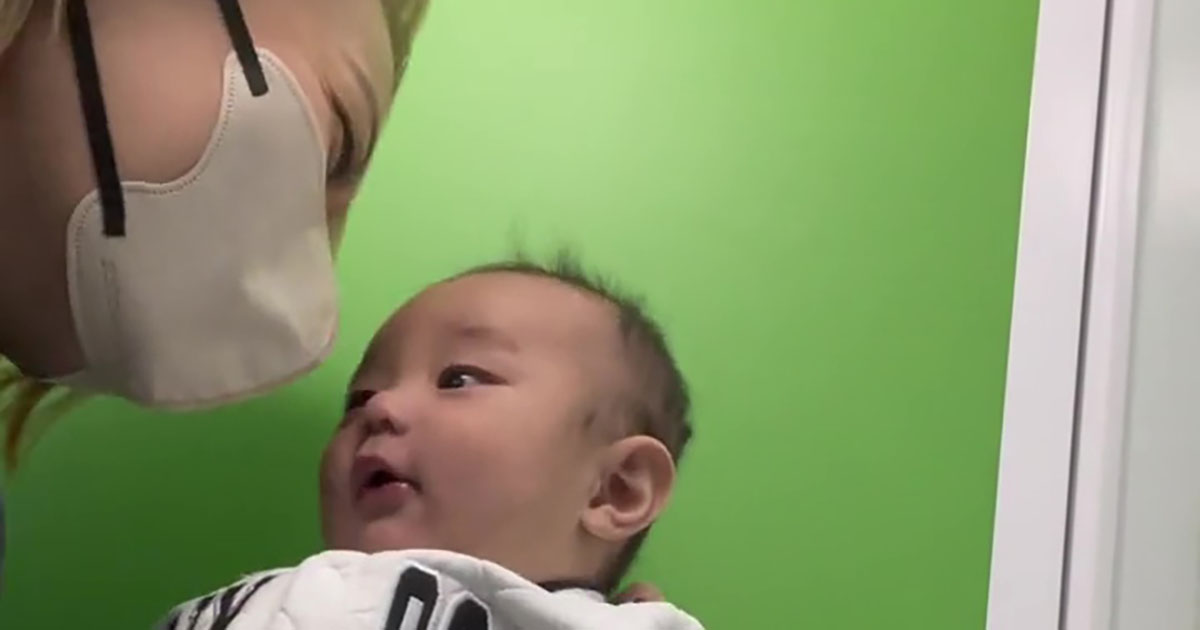 生後3カ月赤ちゃん、初の“証明写真”を撮影したら……「えー！」　まさかの仕上がりが100万再生「大変だよね」（1/3） | 育児 ねとらぼ