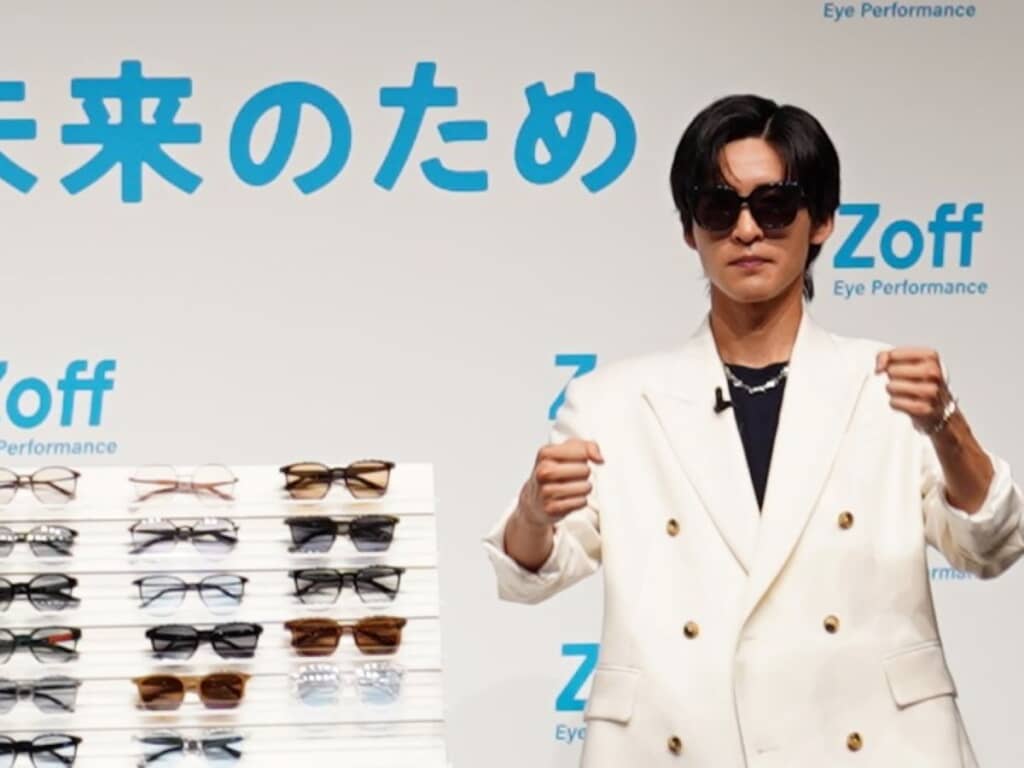 Snow Manの目黒蓮、“爆イケ”サングラス姿を披露 「Zoff」の