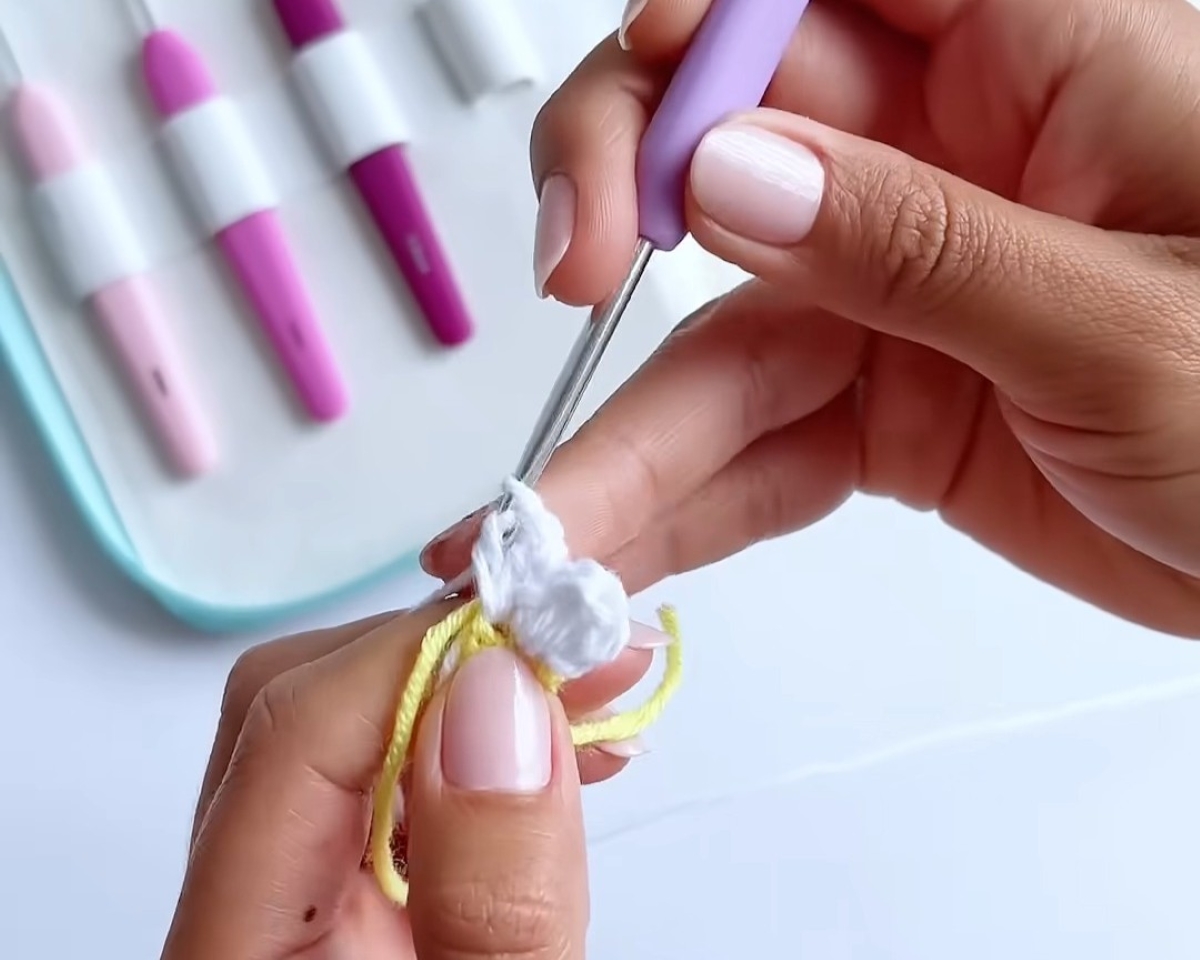 小さなお花をたっぷり編んで、長～くつなげると……　余り毛糸の活用アイデアに称賛「まさにこれを探していました！」【海外】（1/3） | ライフスタイル ねとらぼ