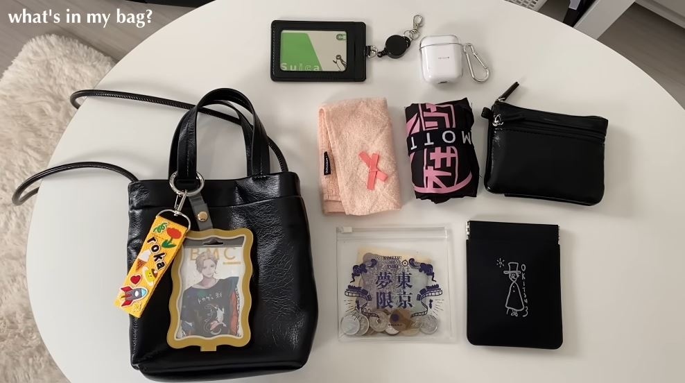 サブバッグの中身。バッグには推しのカードと自作チャーム