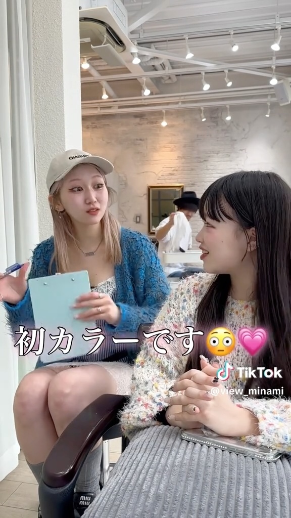 初カラーに挑戦する黒髪ロングの女性