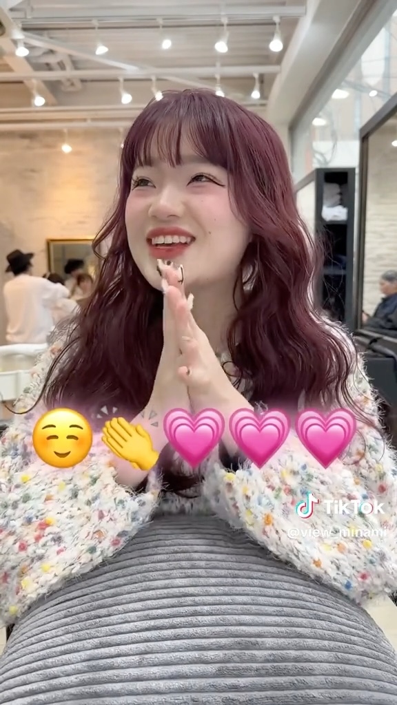 満足そうな笑顔を見せる女性