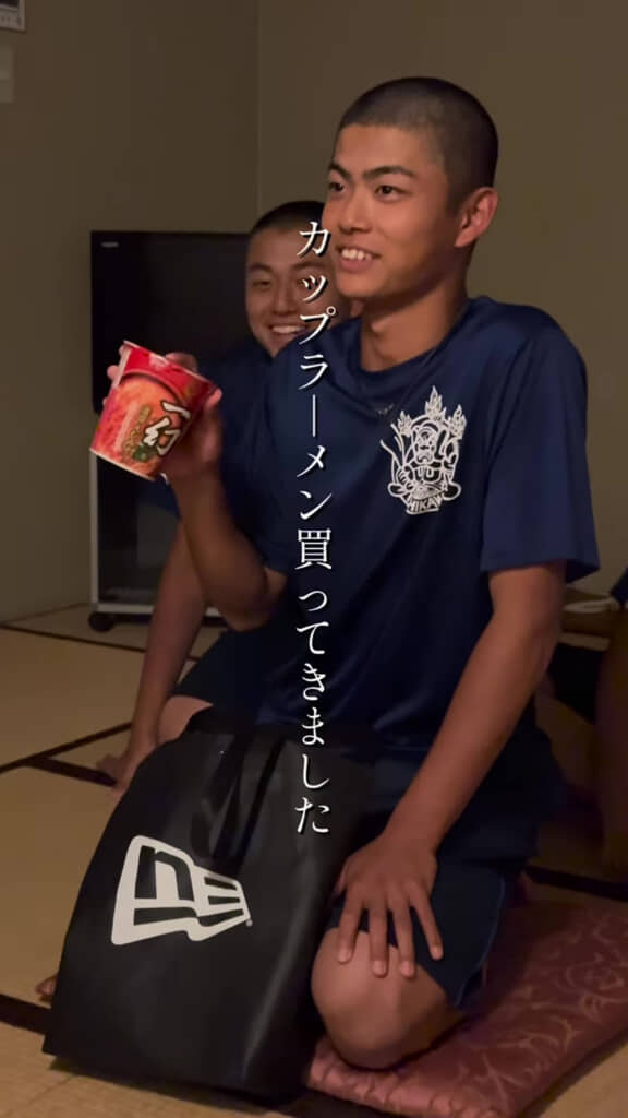 カップラーメンを出す生徒