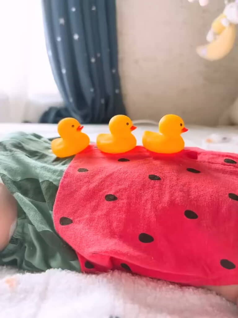 アヒルたちが赤ちゃんの上に！