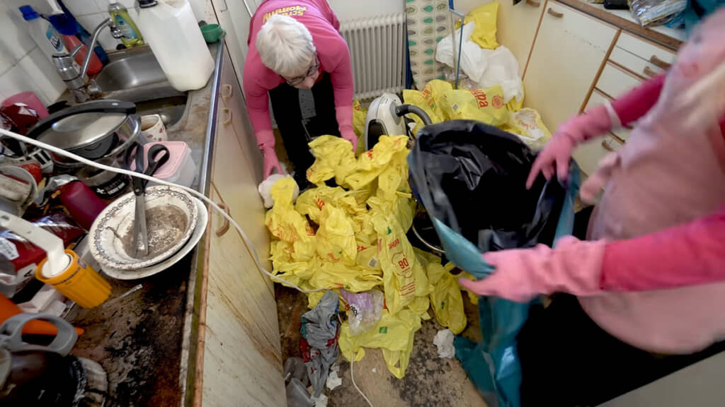 ごみの山と化したキッチン