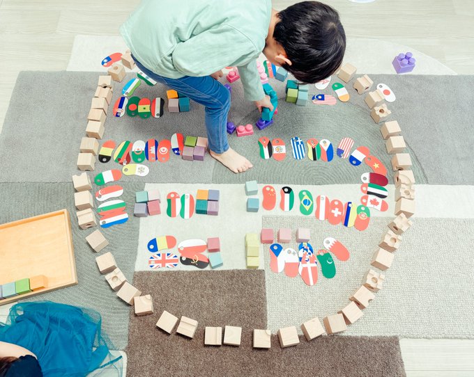 リビングでミニチュア関西万博を制作する5歳の息子さん