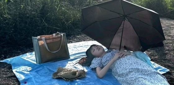 鴨川デルタで過ごす友人