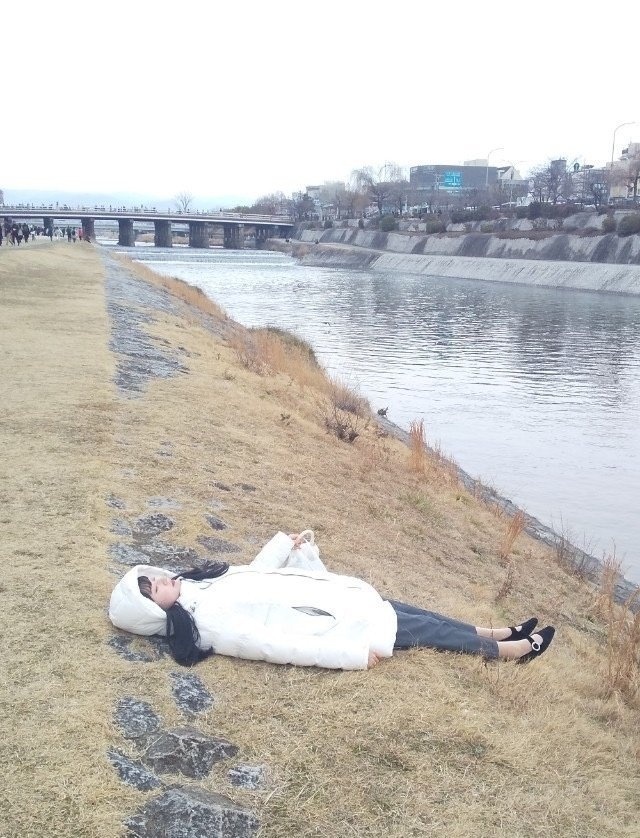 冬の鴨川で寝転ぶ友人