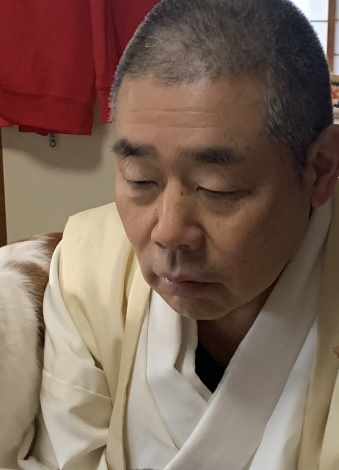 朝食を待つ住職さん