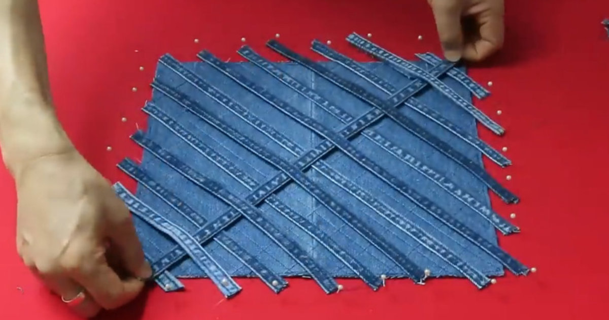 古いジーンズは捨てないで！　細長く切ったパーツを重ね合わせると……　目からウロコの“お出かけアイテム”完成に「すごく素敵！」「美しい」【海外】（1/3） | ライフスタイル ねとらぼ