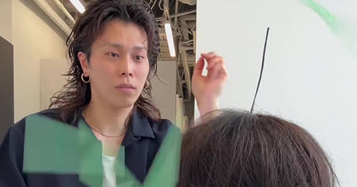 美容師「髪をたくさん立てて、ストローを投げたら1本くらい入るんじゃないか……？」→想定外の結果に「しんどいwww」（1/2） | 美容 ねとらぼ