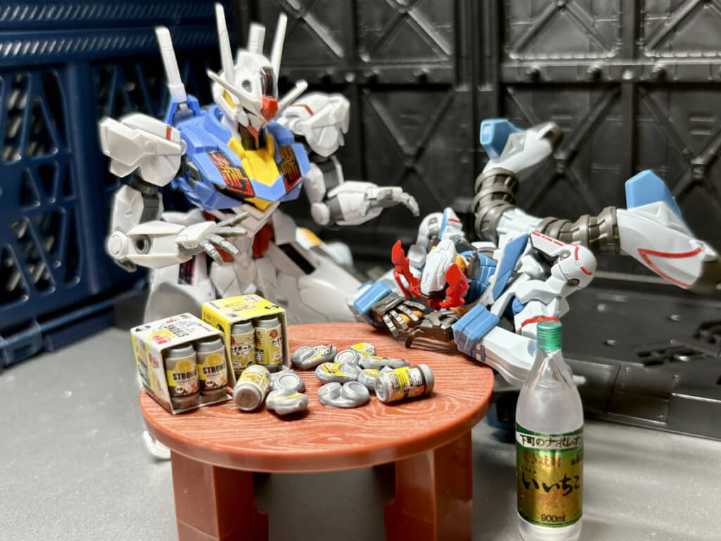 酔って泣き崩れるジークアクスと、なだめるエアリアル。この2機と“あるロボット”の共通点が分かるとじわじわくる