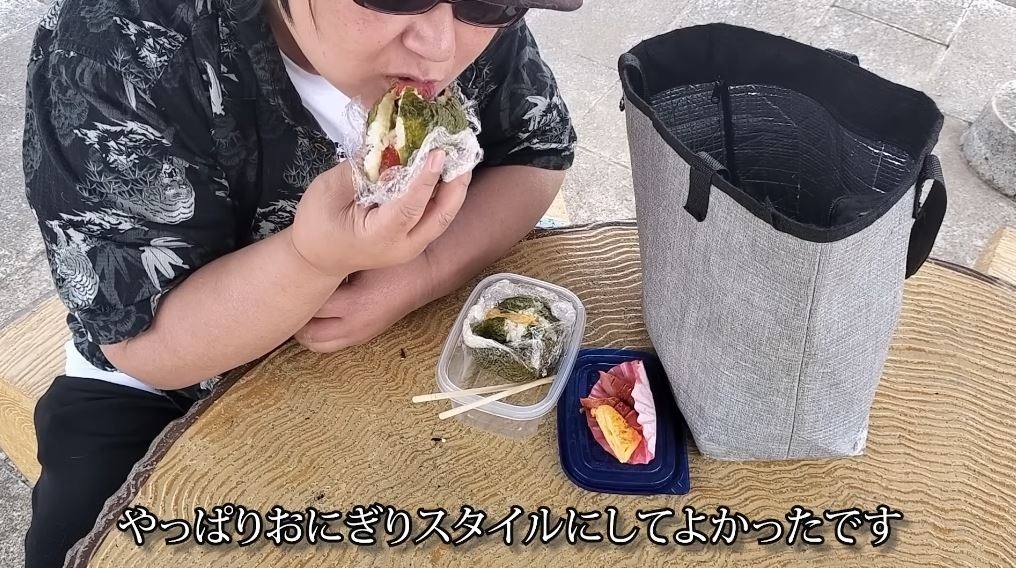 公園で弁当を食べるまさおさん