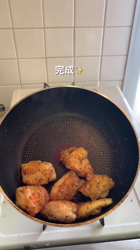 ソースを絡めます