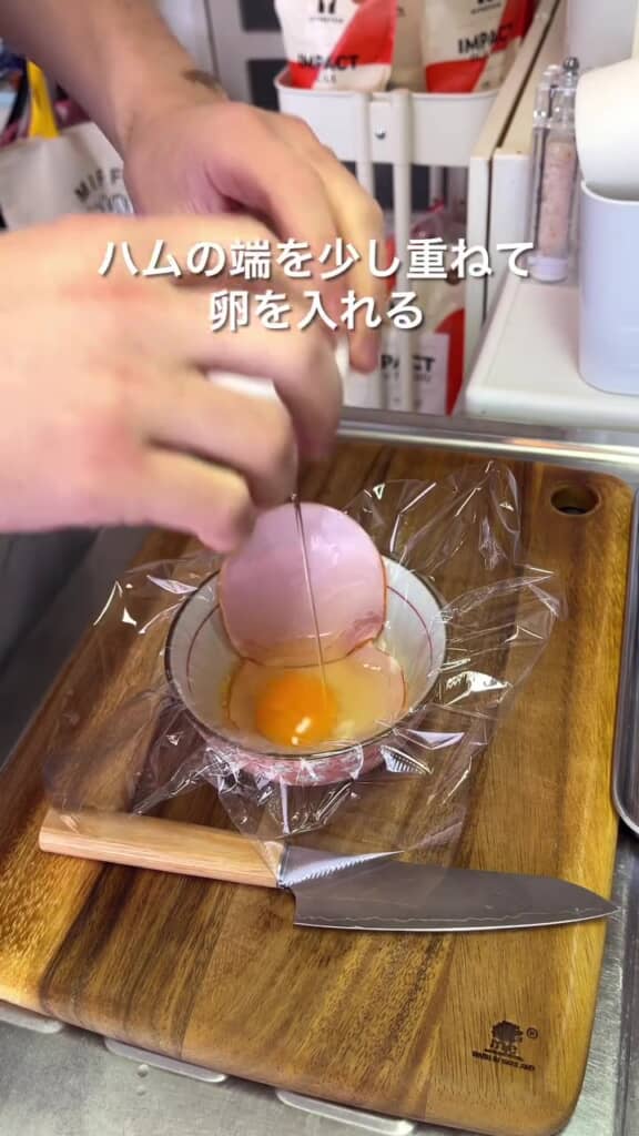 ラップを敷いたお皿にハムと卵をのせて