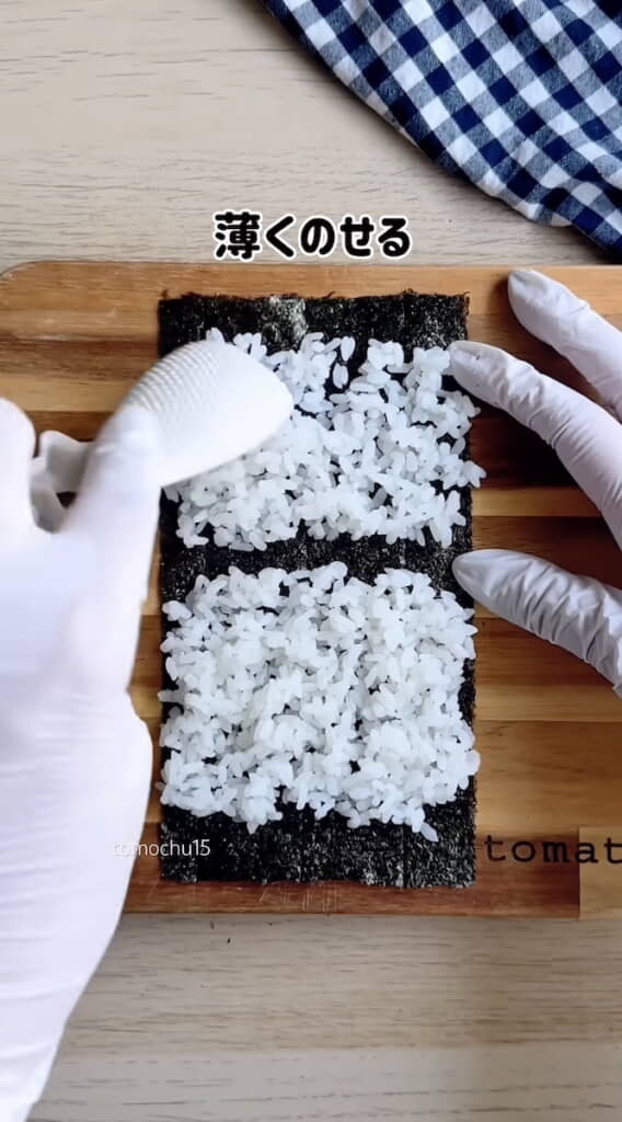 手巻き用の海苔にごはんを広げる
