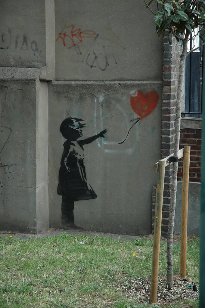 バンクシーの代表作のひとつ「風船と少女」（LYDIA and her SALAD DAYS - Flickr: BANKSY : LONDON）