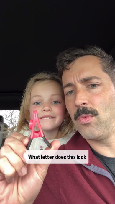 クリップを使って娘にジョークを披露するパパ