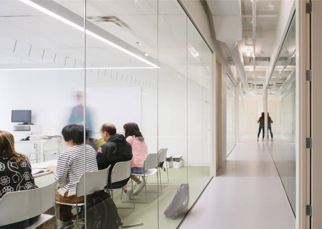 モダンな校舎の「EFバンクーバー校」のキャンパス内