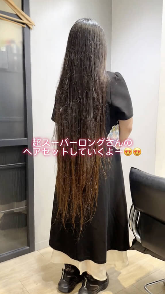 スーパーロングヘアの女性