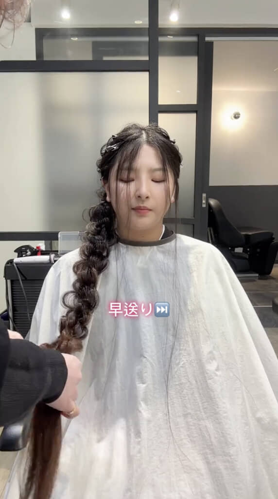 ふんわりとボリュームを出しながら編んでいき……