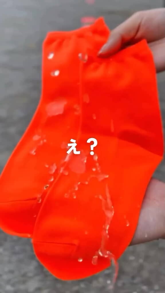 生地の上を水が滑り落ちていく
