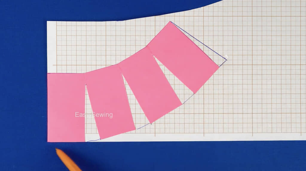 つばの型紙は1センチ飛び出すように切ります
