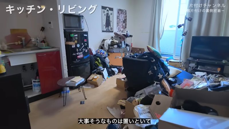 物があふれているキッチンとリビング