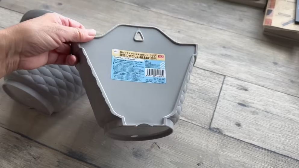 使用するダイソーの壁掛け用プラ鉢