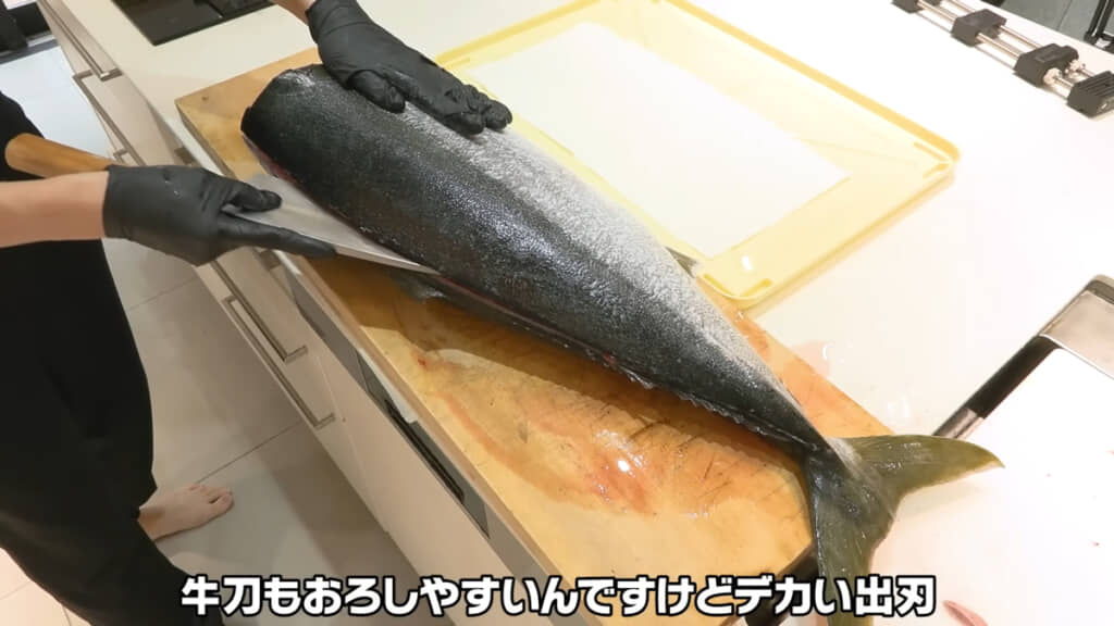 大きな出刃包丁を使うと、力を入れずにさばけるのだとか