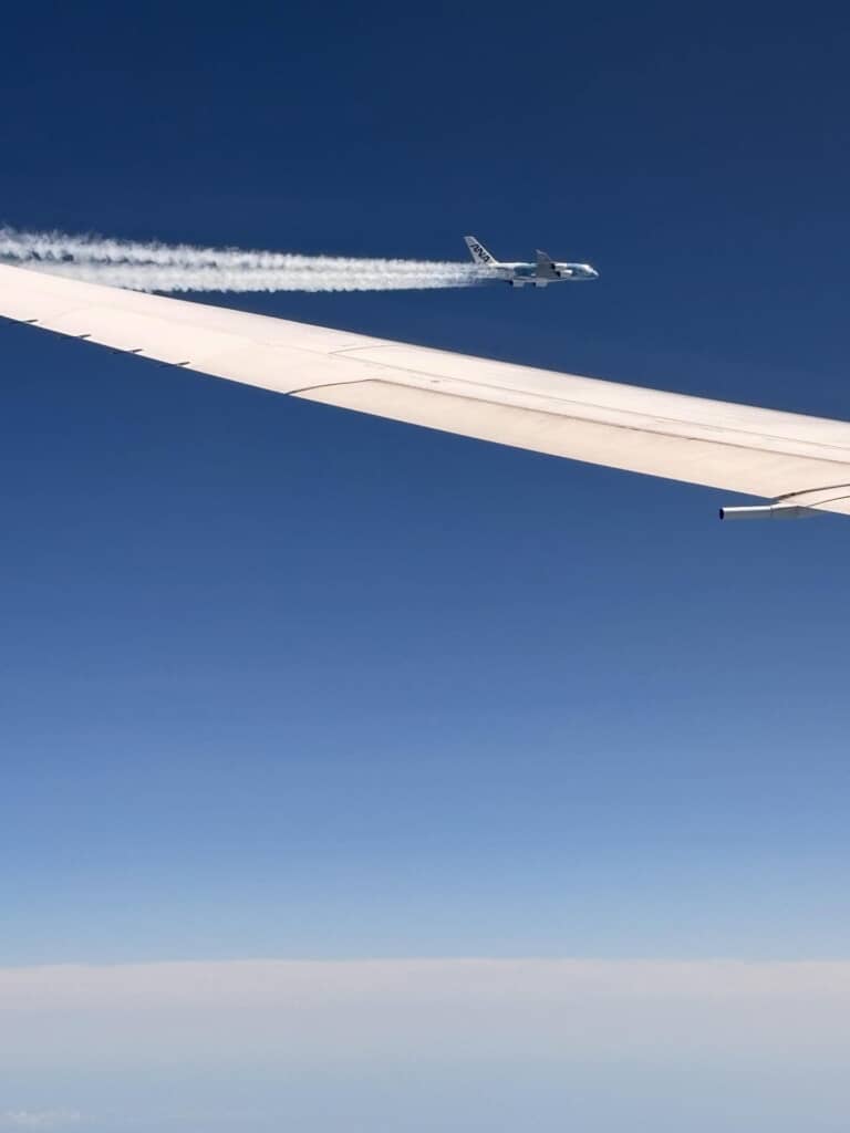 乗っている飛行機から他社の飛行機が見えている様子