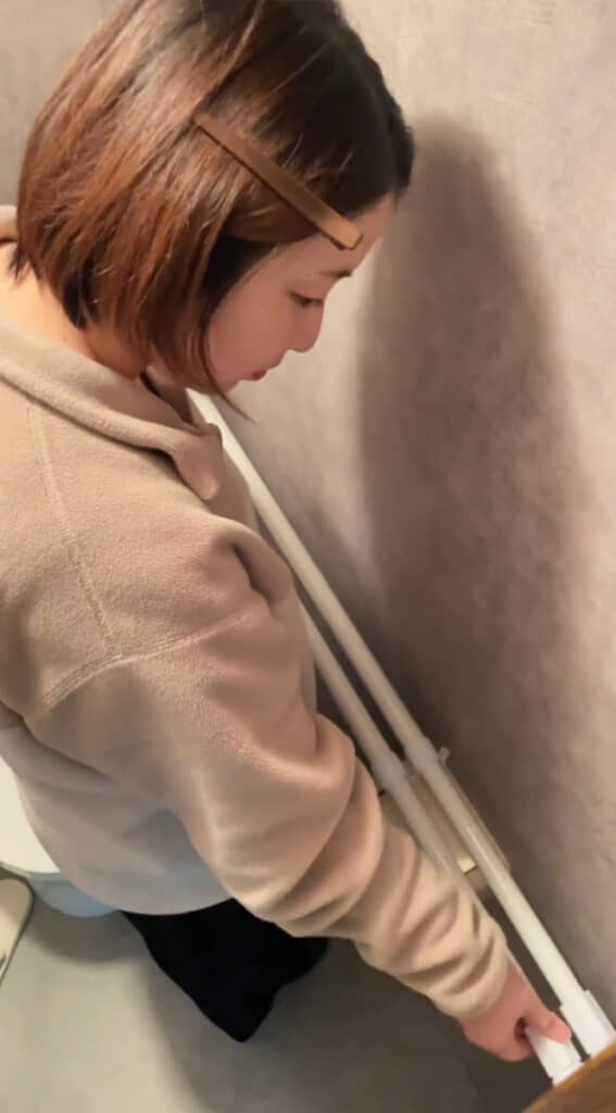 突っ張り棒を設置する様子