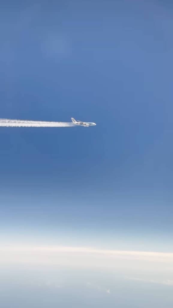 乗っている飛行機から他社の飛行機が見えている様子