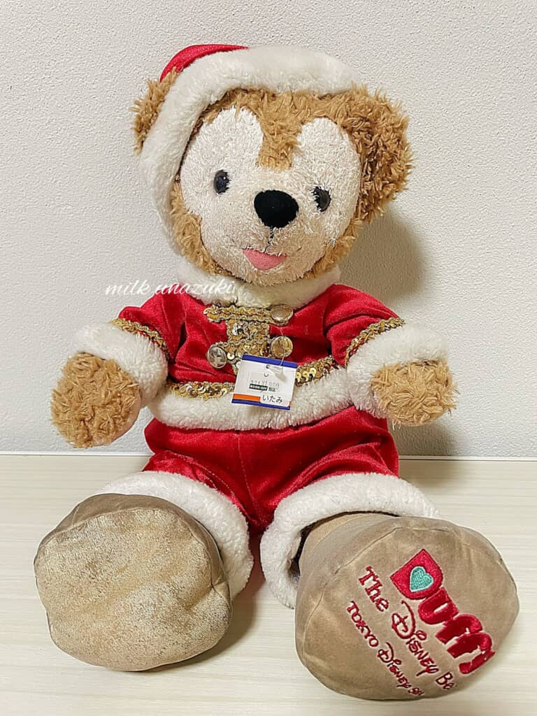 サンタ服を着ているダッフィーのぬいぐるみ