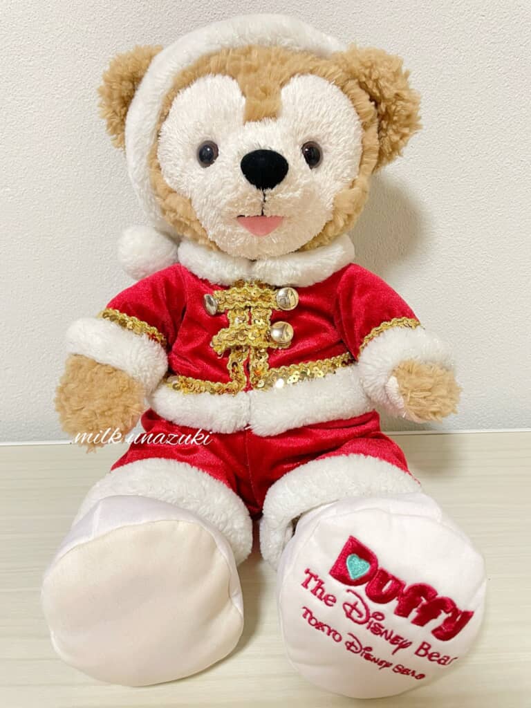 サンタ服を着ているダッフィーのぬいぐるみ