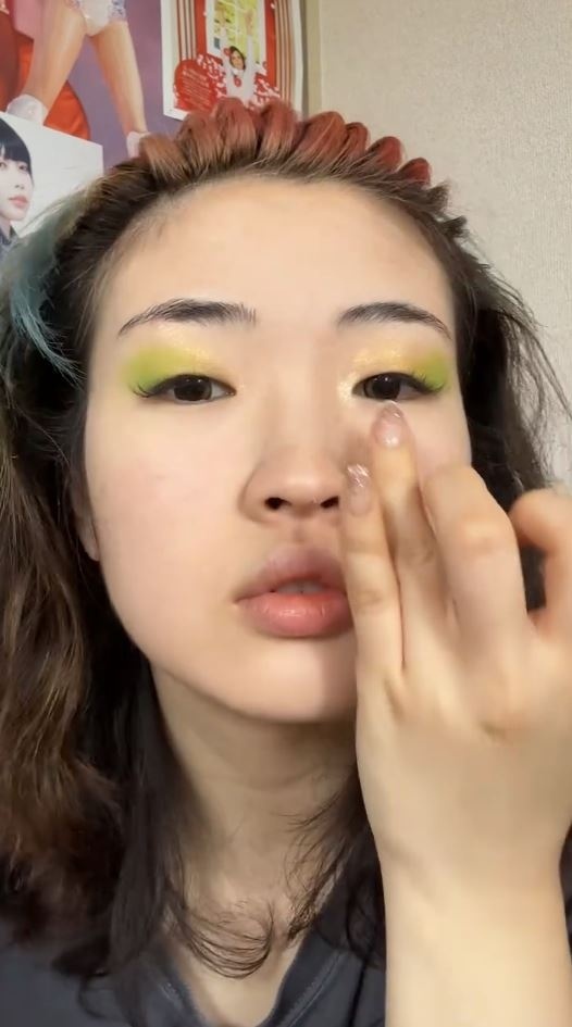 目頭にゴールドのハイライト