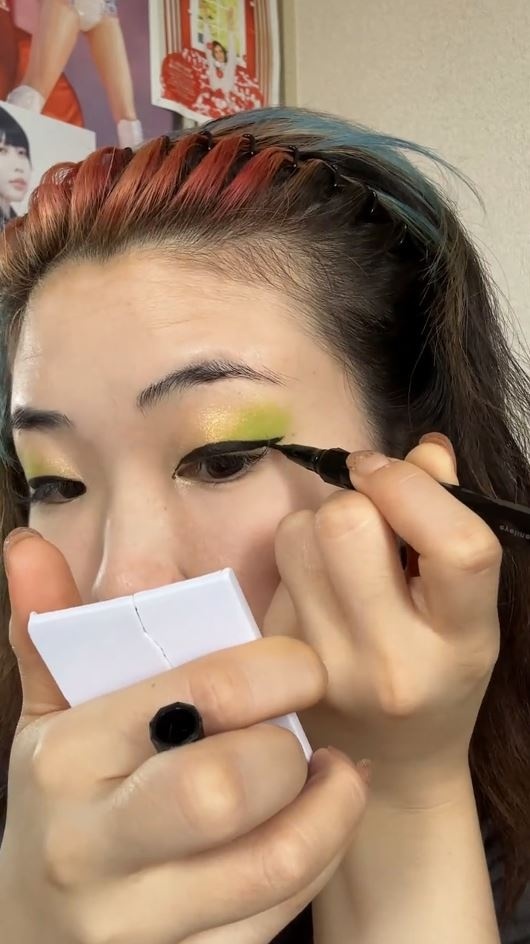 アイラインは太めに