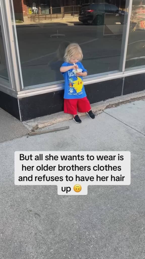 次女ちゃんはお兄ちゃんの服を求めるように