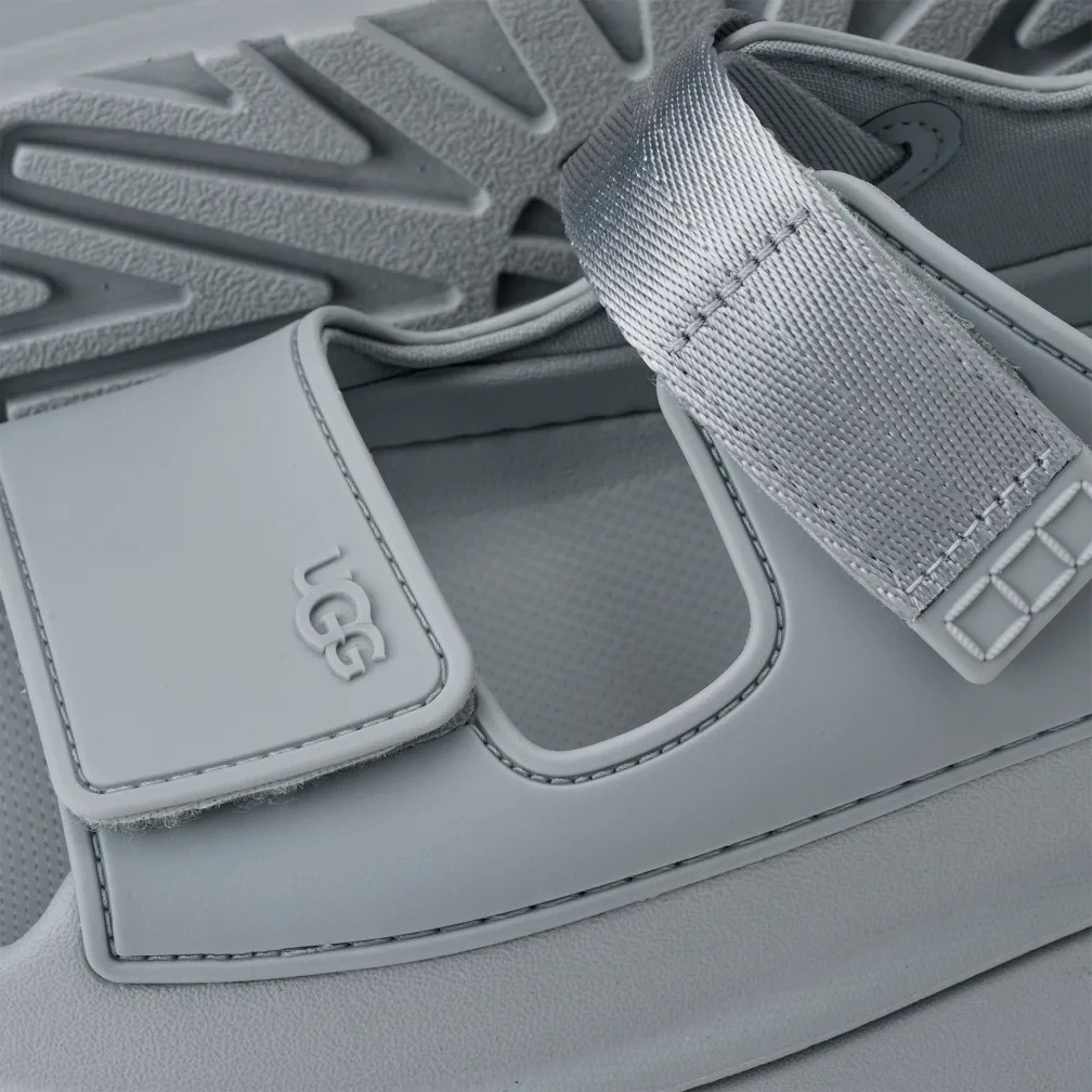 「テーマパークで履いても疲れない」　【UGG】“軽くて履き心地のいい厚底サンダル”が人気　「フィット感抜群」「背が高く見える」 | ファッション ねとらぼリサーチ