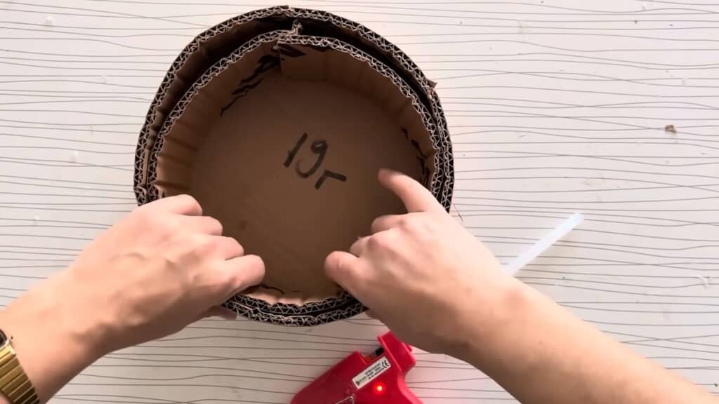 切った段ボールを張り合わせる