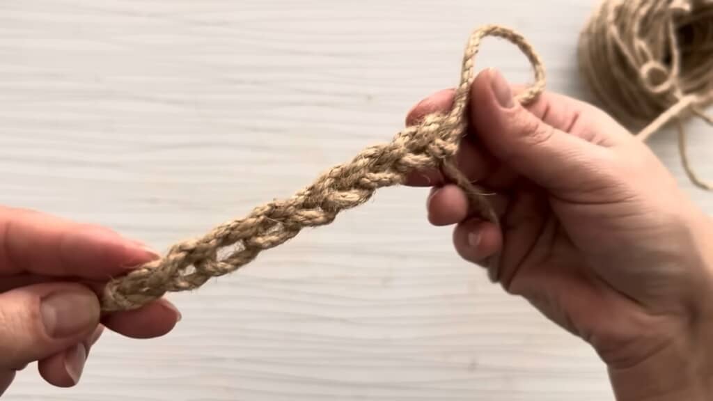 麻ひもを手編みして……