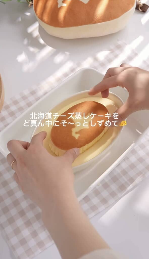 プリンに北海道チーズ蒸しケーキを沈めているところ