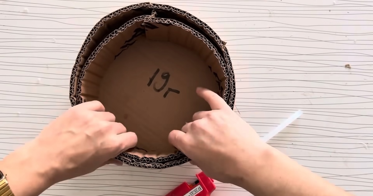 丸めたダンボールに、麻ひもをペタペタ貼り付けると……　“編み物風の完成品”に「長持ちしそう」「参考になりました」【海外】（1/3） | ライフスタイル ねとらぼ