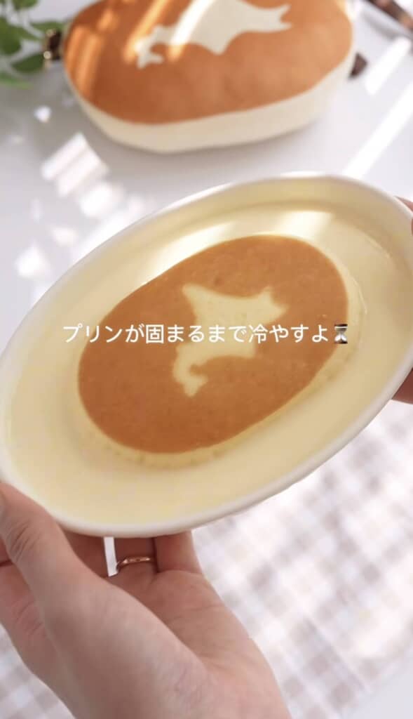 プリンに北海道チーズ蒸しケーキが沈んでいるところ