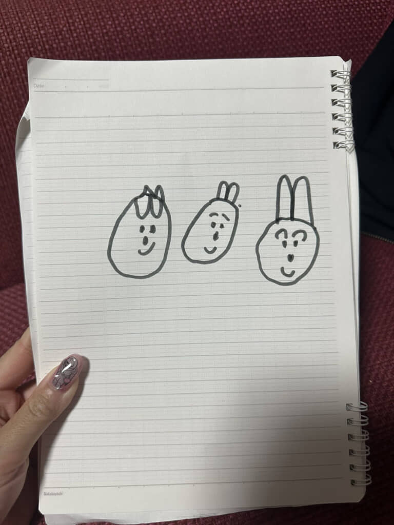 左から順に、ハチワレ、ちいかわ、うさぎ。お母さんの爪には鎧さんの姿も