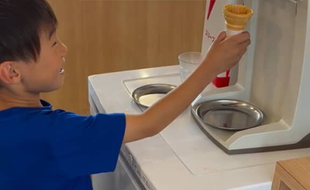 小1息子がソフトクリームに挑戦、誰もが大失敗を予想したが……　まさかの結末が190万再生「めちゃくちゃ笑っちゃった」「才能ｗ」（1/3） | 育児 ねとらぼ