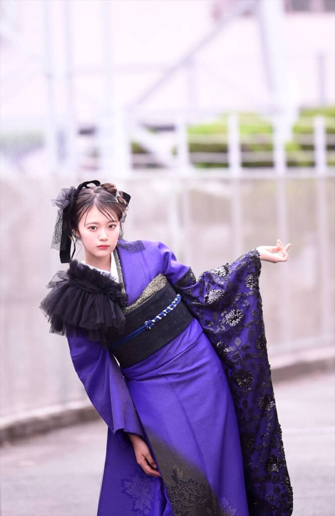 ヘアアクセサリーも黒、足元は黒のブーツで