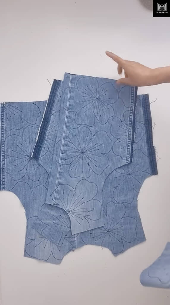 下絵通りにミシンで縫って花模様を作成