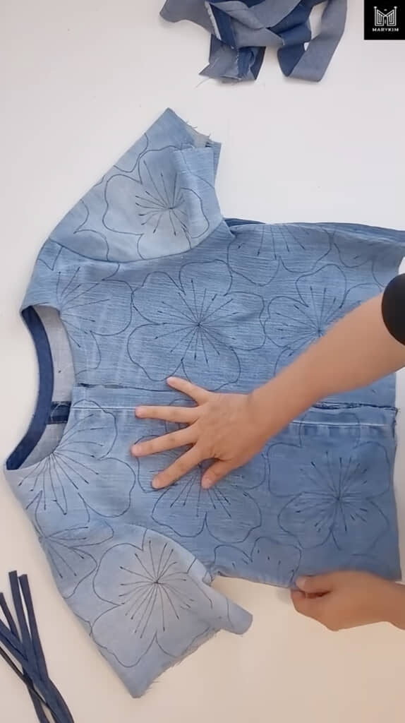 内側に折り込んで端の処理をします